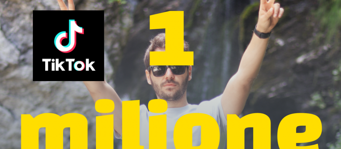 uomo con le mani in alto in segno di vittoria e una scritta che dice un milione con il logo di tik tok vicino